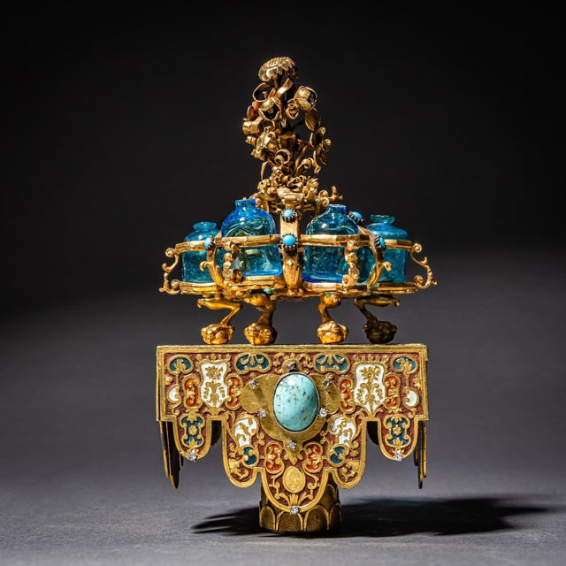 Gold Sedan Chair with Perfume Flasks in the style of Johann Melchior Dinglinger, Saxony, 1700, Set of 7 For Sale - Image 10 of 10