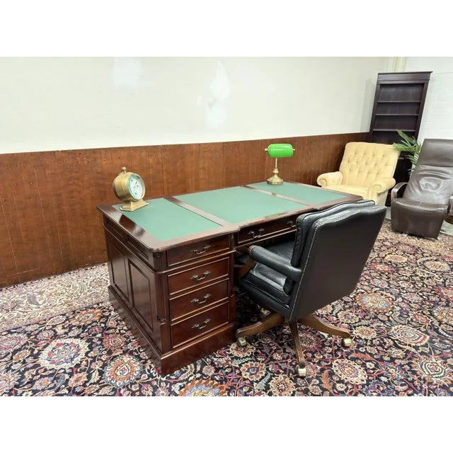 Antique English Chesterfield Partners Desk, in Good conditions. Designed 1920 to 1949