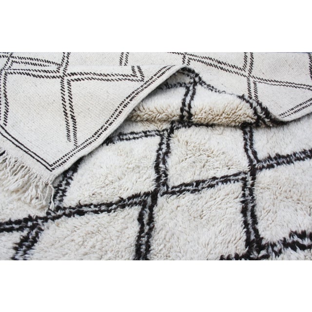 Off-white Mid 20th Century Vintage Moroccan Rug - 9'6'' X 6'8'' For Sale - Image 8 of 9