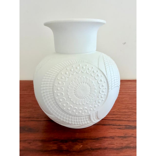 1970s German Vase in Porcelain Biscuit from AK Kaiser, 1970s For Sale - Image 5 of 9