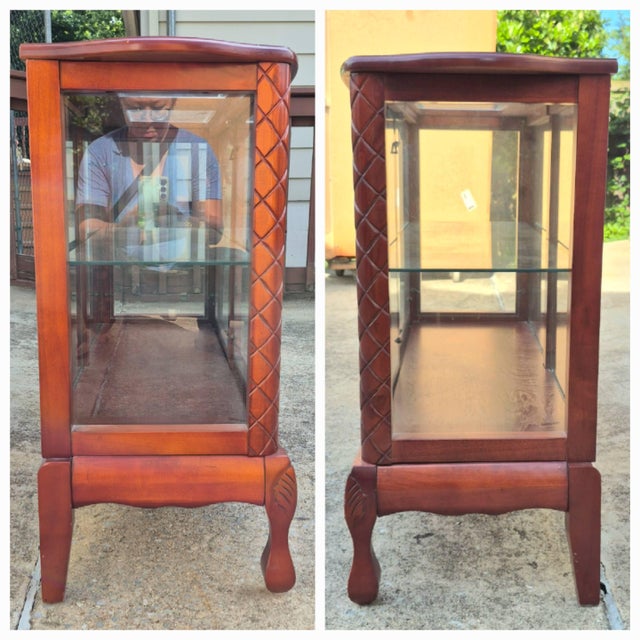 Wood Late 20th Century Vintage Queen Anne Style Wood & Glass Curio Display Cabinet For Sale - Image 7 of 15