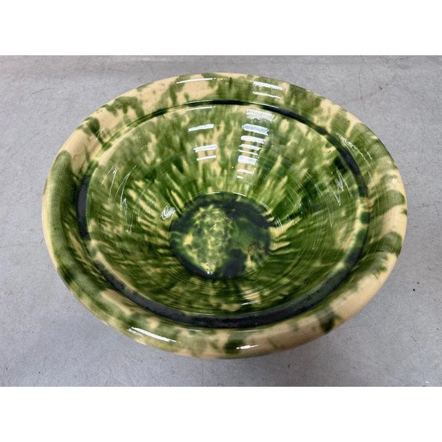 Large ceramic bowl. Mix of yellow and green. In beautiful condition, with a tiny chip on the rim. Diameter: 40cm. Height:...