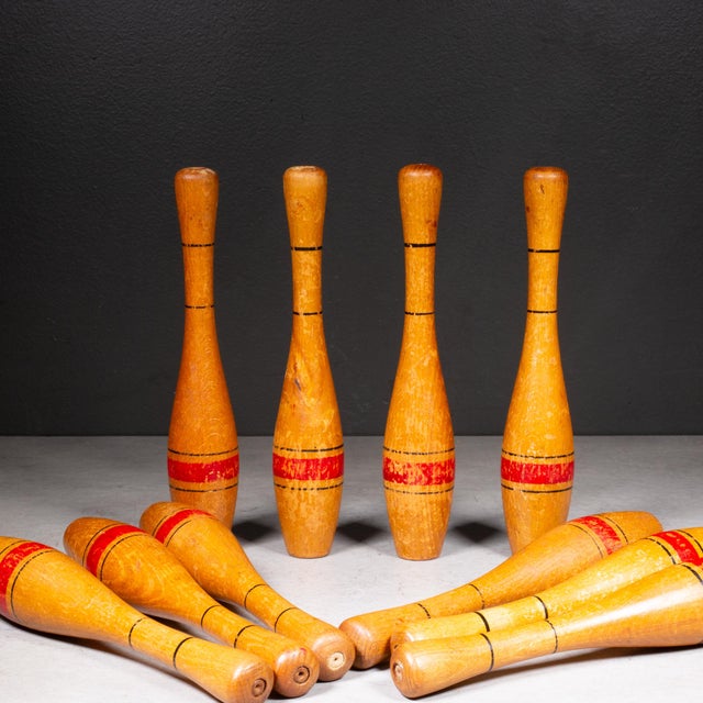 ABOUT A vintage wooden tabletop/parlor bowling game set from the early-to-mid 20th century. This complete set features 10...