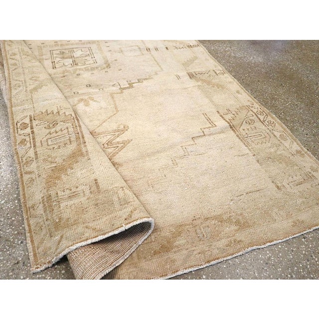 Galerie Shabab Collection Mid-20th Century Turkish Anatolian Gallery Rug For Sale - Image 9 of 10