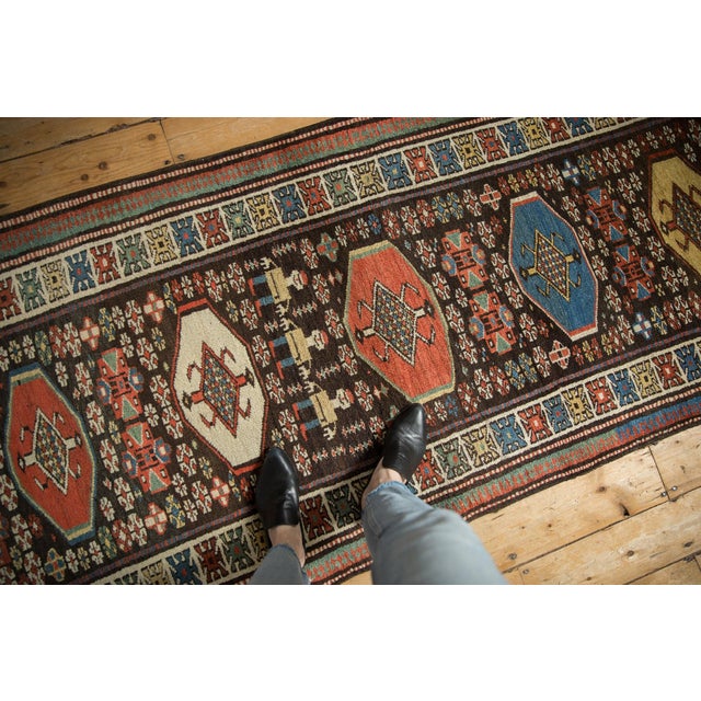 :: Octagonal repeating floral guls in single column atop a covered field of geometric floral guls, blossoms, finned design...