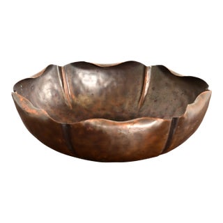 Roycroft Style Arts & Crafts Hammered Copper Flower Form Fruit Bowl or Centerpiece Bowl With Ruffled Edges For Sale