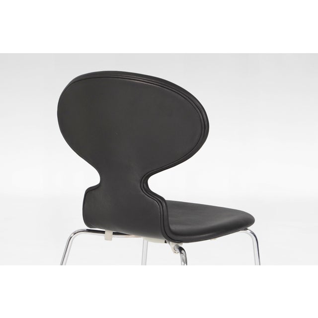 Fritz Hansen Series Model 3100 Ant Dining Chairs in Black Leather by Arne Jacobsen for Fritz Hansen, Set of 4 For Sale - Image 4 of 7