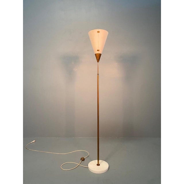 Acrylic Glass and Brass Floor Lamp by Giuseppe Ostuni for Oluce, 1959 For Sale - Image 4 of 9