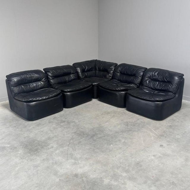Remarks: Mid century modular sofa chairs, Germany 1970s. 5 Elements upholstery in black leather and with hard foam frames...