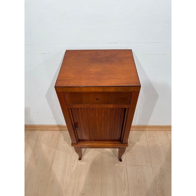 Biedermeier Pillar Cabinet in Cherry Veneer, 1820 For Sale - Image 3 of 18