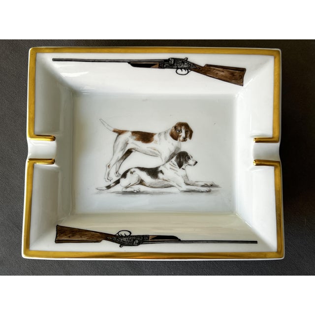 Hermès porcelain ashtray with dogs, vintage, Chiens de Mente, Paris. 19.2 x 16 x 3.5 cm. The item is presented in very...