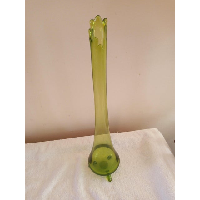 1960s Vintage L E Smith Lime Avocado Swung Footed Vase MCM For Sale - Image 5 of 6