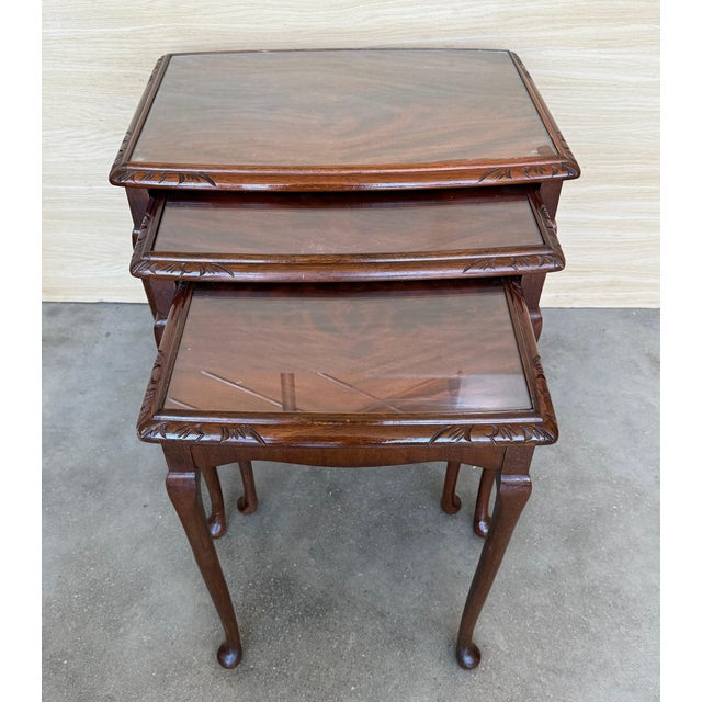 Early 20th Century Set of Three Mahogany Nesting tables with Glass Top For Sale - Image 4 of 18
