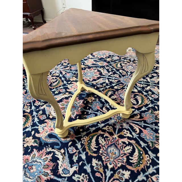 Wood VTG French Provincial Triangular End Table Painted Side Table For Sale - Image 7 of 9