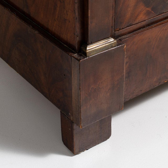 Chestnut 1820-1829 France Rich Mahogany Flame-Veneer Mahogany Chest For Sale - Image 8 of 11