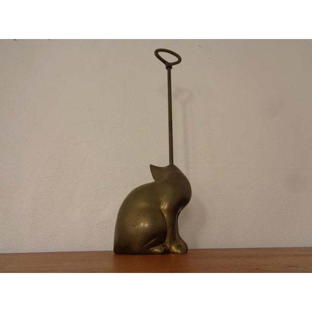 Brass door stop in the shape of a cat with a handle from the 1960s. Total height 47.5 cm. Height of the cat 18 cm.