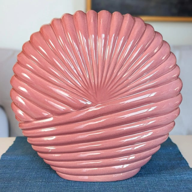 1980s Art Deco Revival Coral Dusty Pink Vase With Draped Shell Pattern and Scalloped Edges For Sale - Image 9 of 12