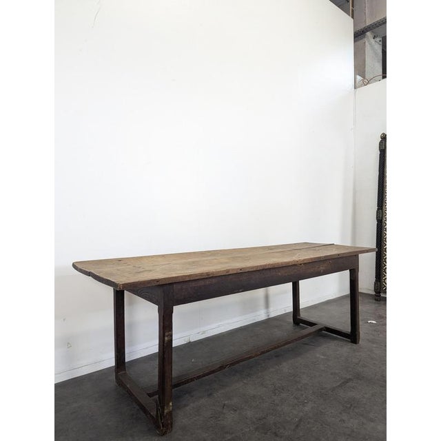 Rustic Farmhouse Table in Oak, in Very Good conditions.
