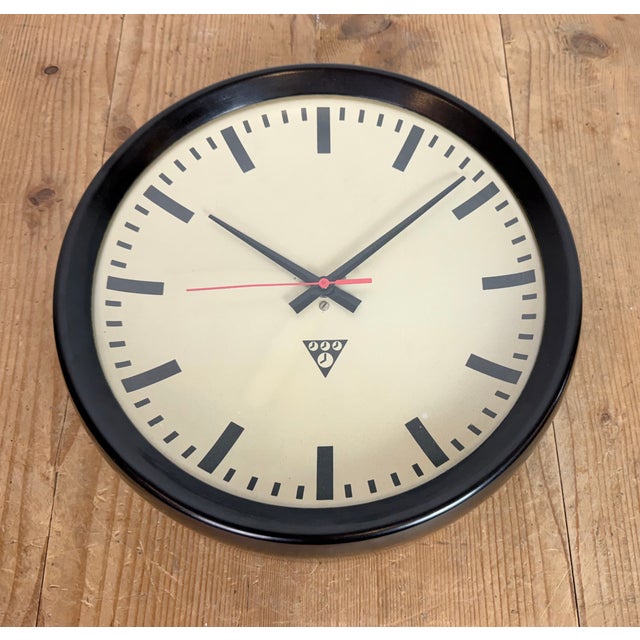 Industrial Brown Bakelite Factory Wall Clock from Pragotron, 1960s For Sale - Image 10 of 18