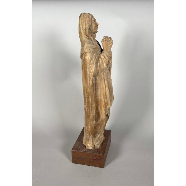 Tan 16th-century wooden sculpture of the Virgin Mary in prayer For Sale - Image 8 of 9