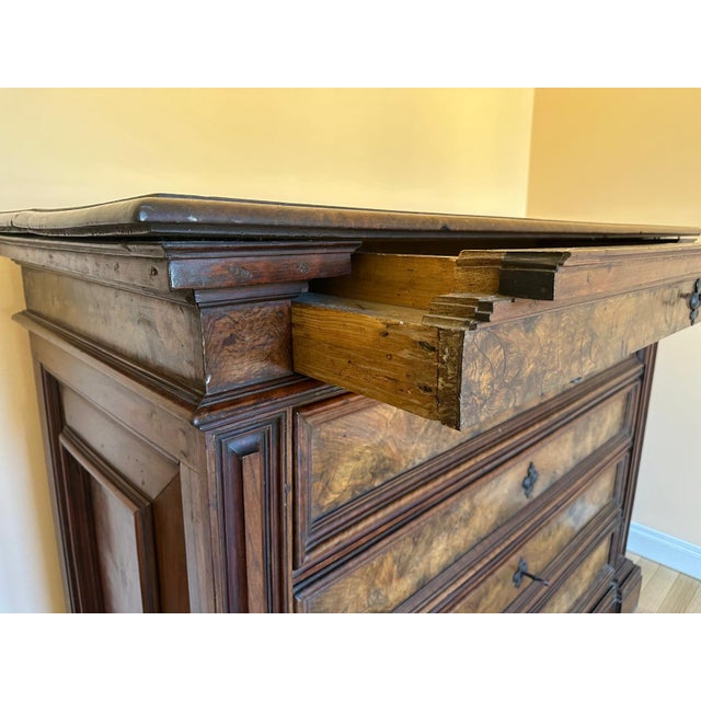 Walnut Dresser, 18th Century For Sale - Image 6 of 7