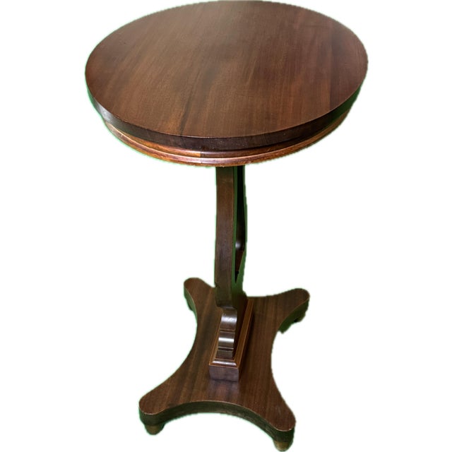 This is an early 1900s Duncan Phyfe neoclassical style side table made by the Elite Furniture company of Jonestown, New...