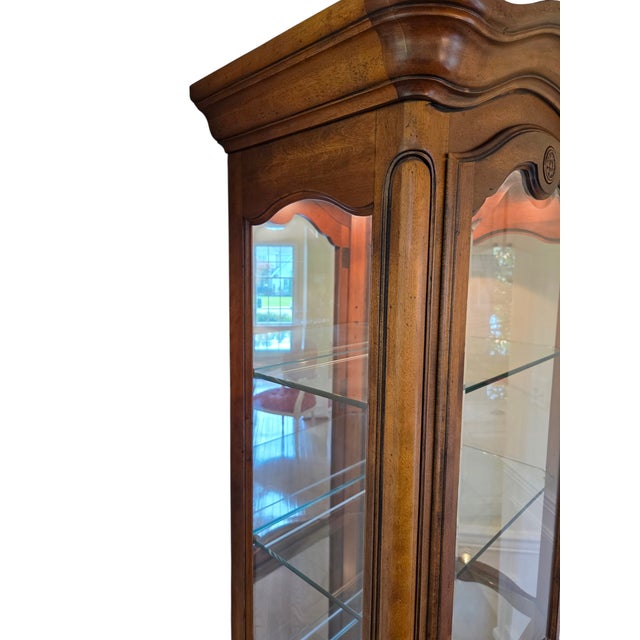 1990s Ethan Allen Country French Curio Cabinet Glass Display Case China Hutch Lighted For Sale - Image 12 of 18