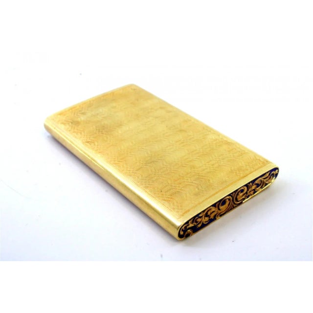 Metal Snuff Box in Enamelled Gold with Engraved Geometric Figures, Floral Motifs and Hinged Lid For Sale - Image 7 of 11