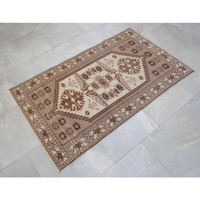 1980s Hand Knotted Turkish Rug Undyed Wool Low Pile Smal Rug - 2'7" X 4'4" For Sale - Image 12 of 13