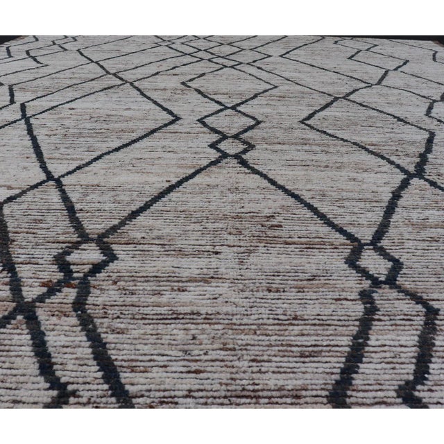 Modern Causal Tribal Rug in Wool with Free Flowing Design in Cream and Blue's. Keivan Woven Arts; rug SNK-2400, country of...