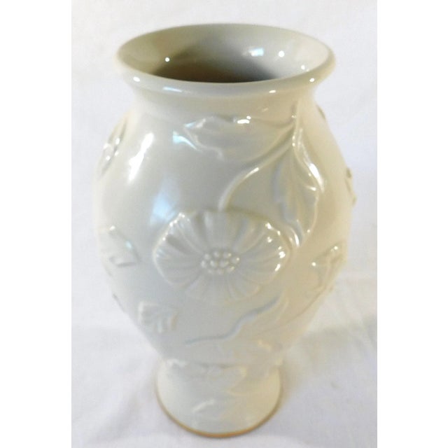 American Lenox Ivory Porcelain 24k Gold Trim Embossed Poppy Flower Vase For Sale - Image 3 of 7