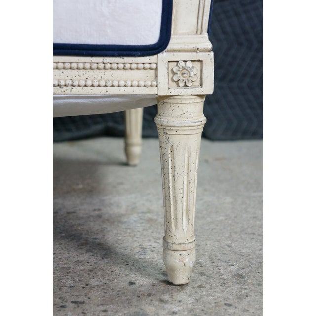 Mid-Century Baker Furniture Louis XVI Style Upholstered Recamier Chaise Lounge For Sale - Image 6 of 18