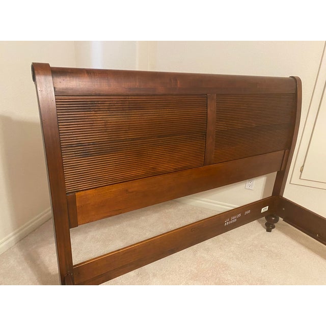 Ethan Allen Vintage Ethan Allen British Classics Queen Sleigh Bed With Low Footboard Excellent Condition For Sale - Image 4 of 12
