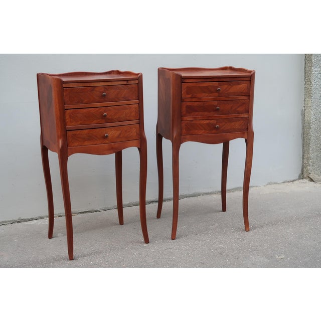 1920s Pair of French Louis XV Style Rosewood Side Tables Nightstands For Sale - Image 4 of 13