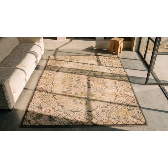 1930s Tan Ecru Floral Folk Art Antique American Hooked Rug 5' 9" X 8' 9" Hand Knotted Wool Carpet For Sale In New York - Image 6 of 7