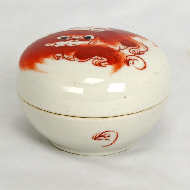 Chinese Antique Chinese Porcelain Paste Box With Red Foo Dog Republic Period For Sale - Image 3 of 5