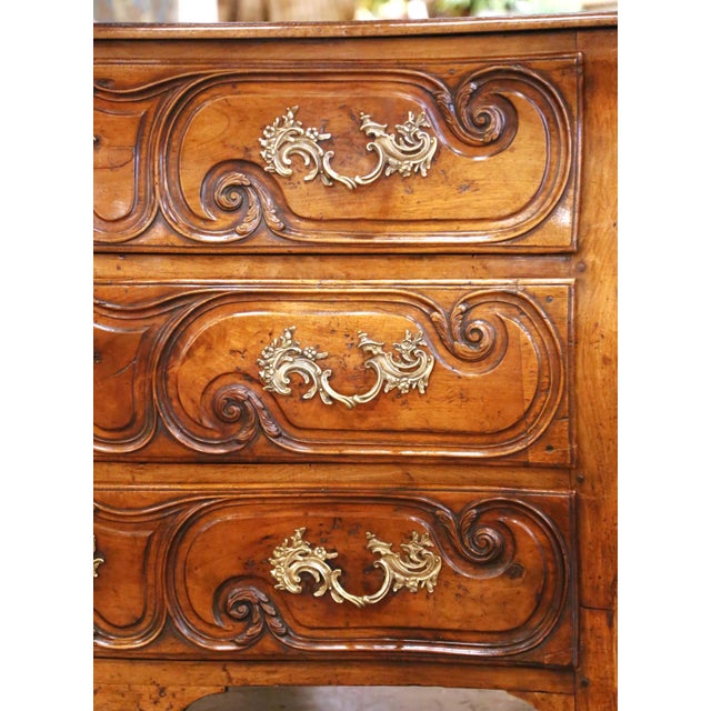 Wood 18th Century French Louis XV Walnut Serpentine “Commode Tombeau” From Bordeaux For Sale - Image 7 of 13