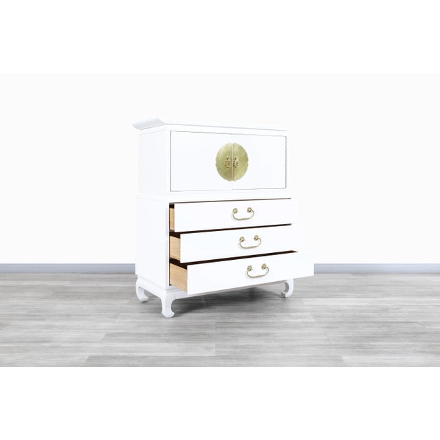 1950s Vintage Hollywood Regency Asian-Inspired White Lacquered Highboy Dresser For Sale - Image 5 of 10