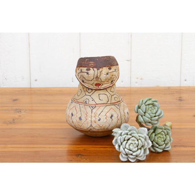 Experience the artistic richness of Peruvian craftsmanship with this exquisite Shipibo bowl. Adorned with mesmerizing...