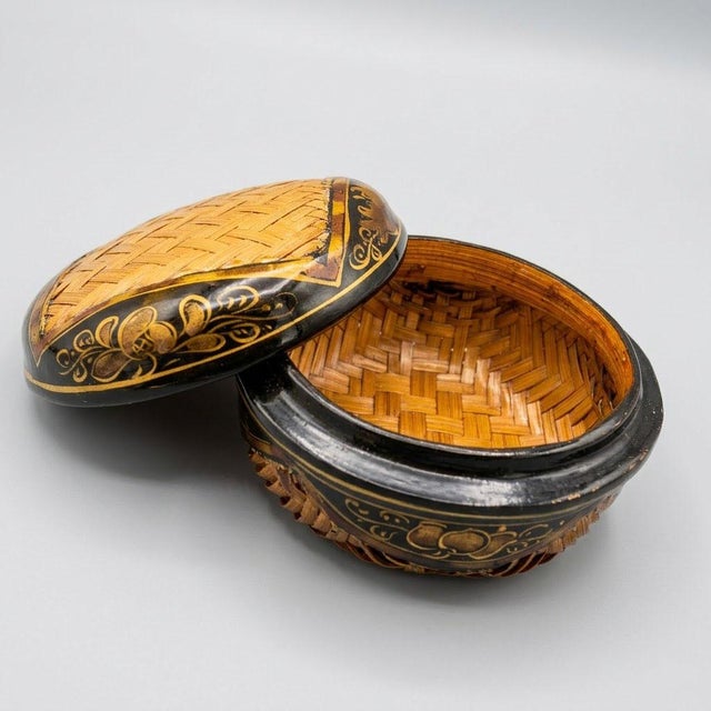 Mid-Century Nesting Boxes in Woven Bamboo and Polychrome Lacquer Indochinese Work, 1950s, Set of 6 For Sale - Image 6 of 12