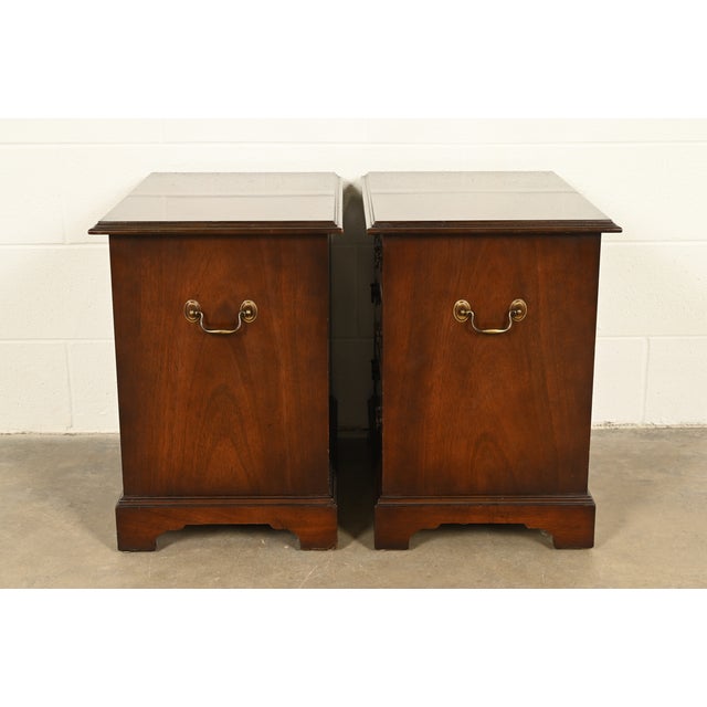 Baker Furniture Style Georgian Banded Flame Mahogany and Burlwood Three-Drawer Bedside Chests, Pair For Sale - Image 12 of 14