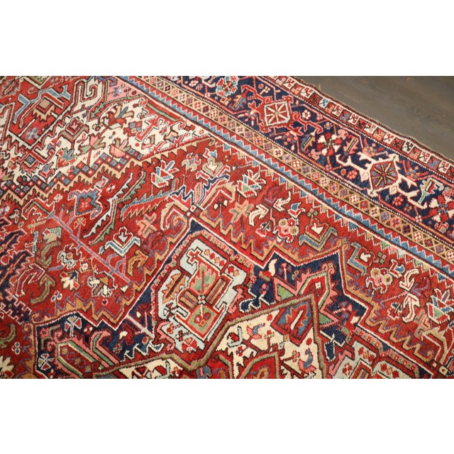 Traditional Persian Heriz Rug no. j5223 For Sale In New York - Image 6 of 10