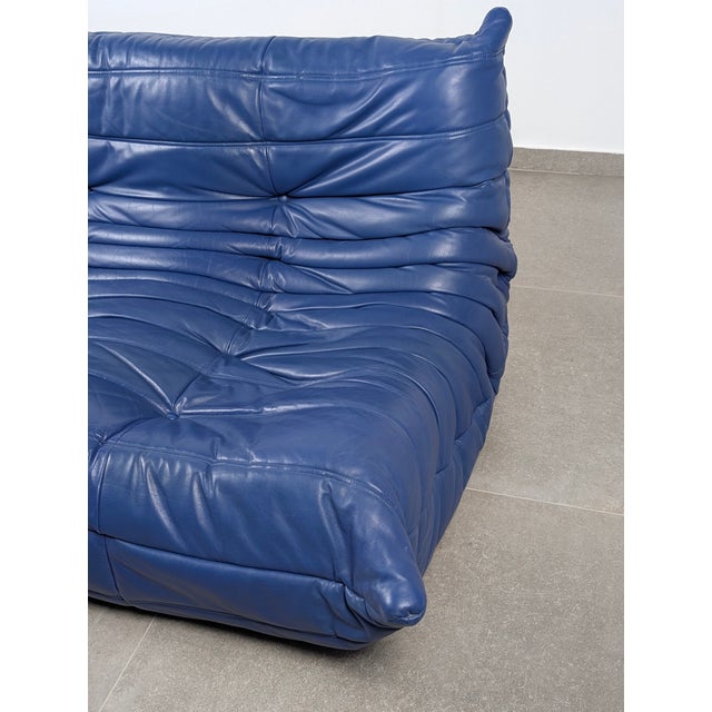 Postmodern Vintage Togo Three-Seater Sofa in Blue Leather by Michel Ducaroy for Ligne Roset, 1980s For Sale - Image 3 of 10