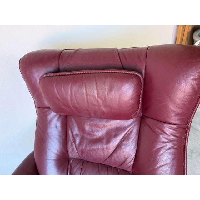 Mid-Century Modern Fjords Hjellegjerde Cranberry Leather Swivel Reclining Lounge Chair With Ottoman For Sale - Image 3 of 12
