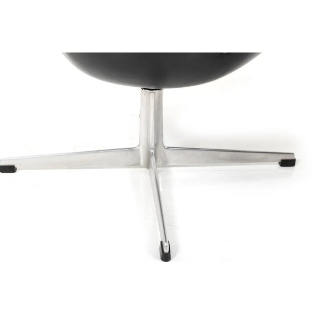 Mid-Century Swan Chairs by Arne Jacobsen for Fritz Hansen, Set of 2 For Sale - Image 11 of 13