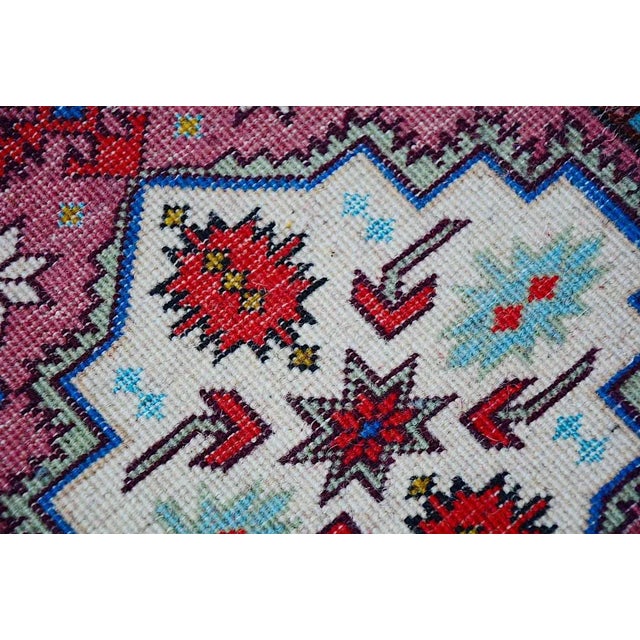 This Hamadan rug is made of wool on cotton. Very fine and dense link with approx. 160,000 knots / m².