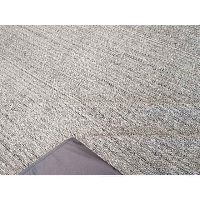 Textile Galerie Shabab Collection Mid-20th Century Handmade Turkish Flatweave Kilim Room Size Carpet For Sale - Image 7 of 8