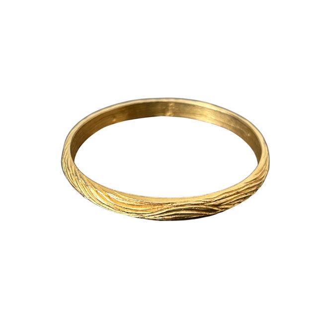 Mid 20th Century Vintage Crown Trifari Gold-Tone Ribbed Bangle Bracelet | Etched Wave Texture | Mid-Century Costume Jewelry For Sale - Image 5 of 13