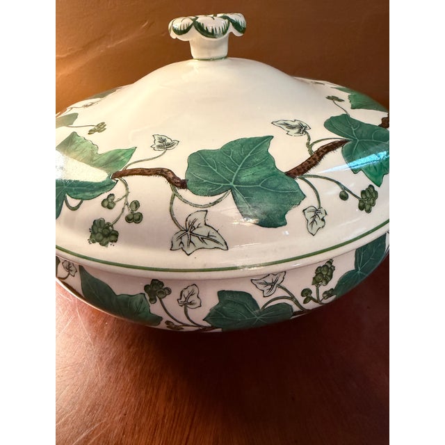 Wedgwood 1950s Wedgwood Napoleon Ivy Queensware Covered Serving Bowl 9.5" For Sale - Image 4 of 13