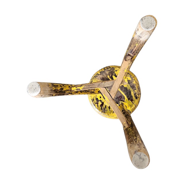 Primitive Wooden Tripod Stool, 1890s, in Good conditions. Designed 1890 to 1919